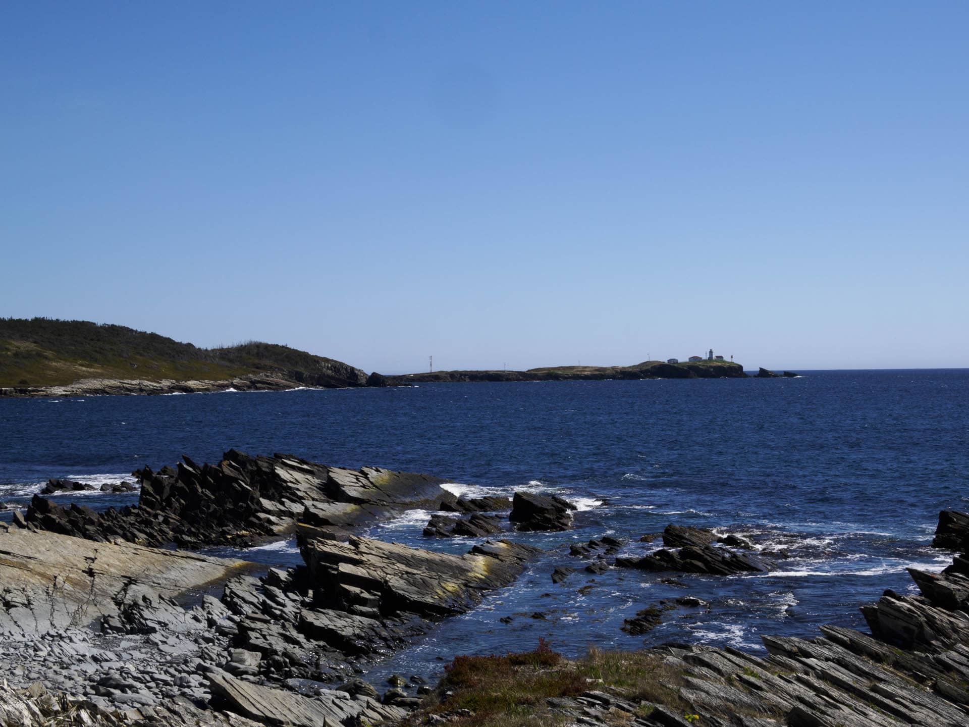 From the lookout platform at about 3.5 km from we started, you have a view of Green Island and its lighthouse in the UNESCO Discovery Global Geopark, one of only 5 in Canada and about 100 in the world